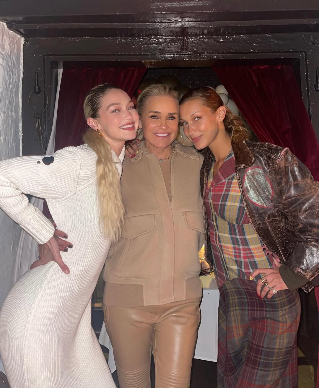 Джиджи и Белла Хадид со своей матерью Йоландой